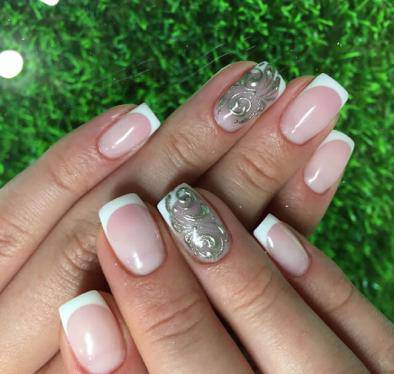 Французский маникюр с серебристым рисунком