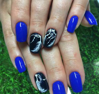 Синий маникюр с рисунком ловец снов