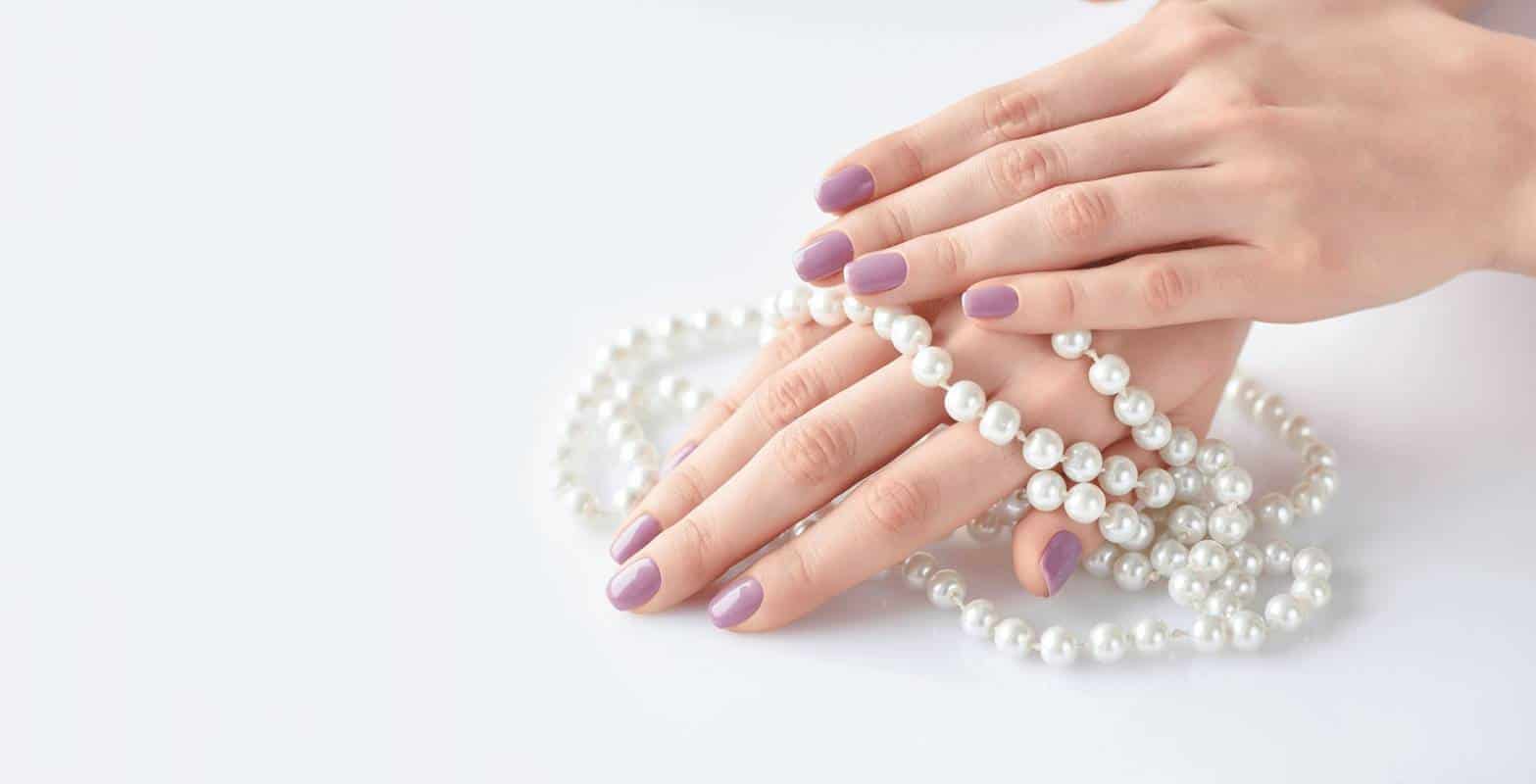 Светлый маникюр на короткие ногти