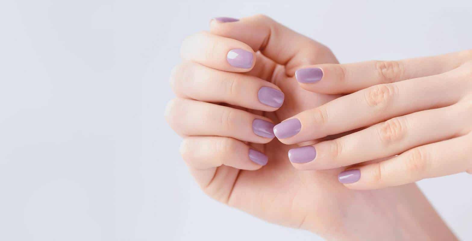 Сиреневый маникюр на короткие ногти