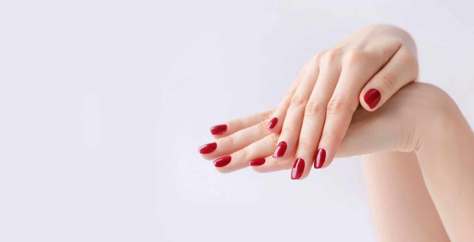 Красный маникюр на короткие ногти