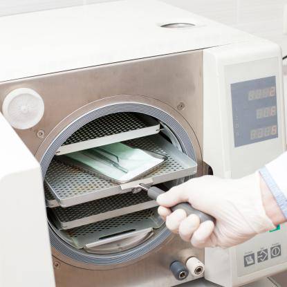 Стерилизация инстрементов мастерами