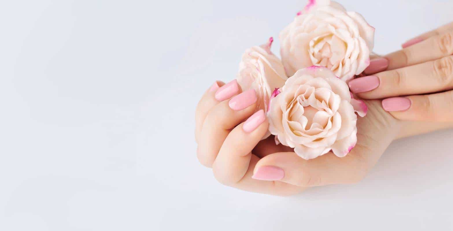 Маникюр со светло-розовым покрытием
